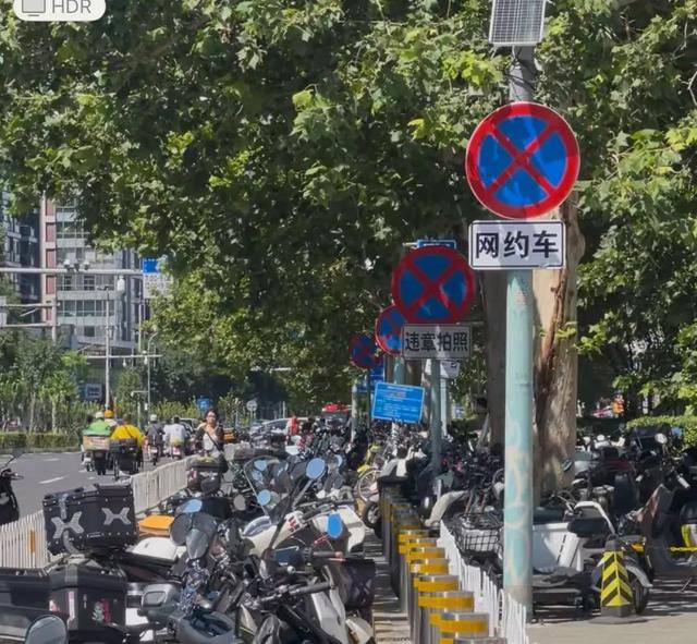 朝阳大悦城外，一连四个禁停标志都没用，就在这儿停车……