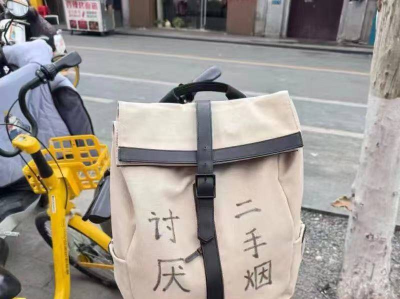 不想再忍了，我在街头拦下“游烟族”｜深度聚焦