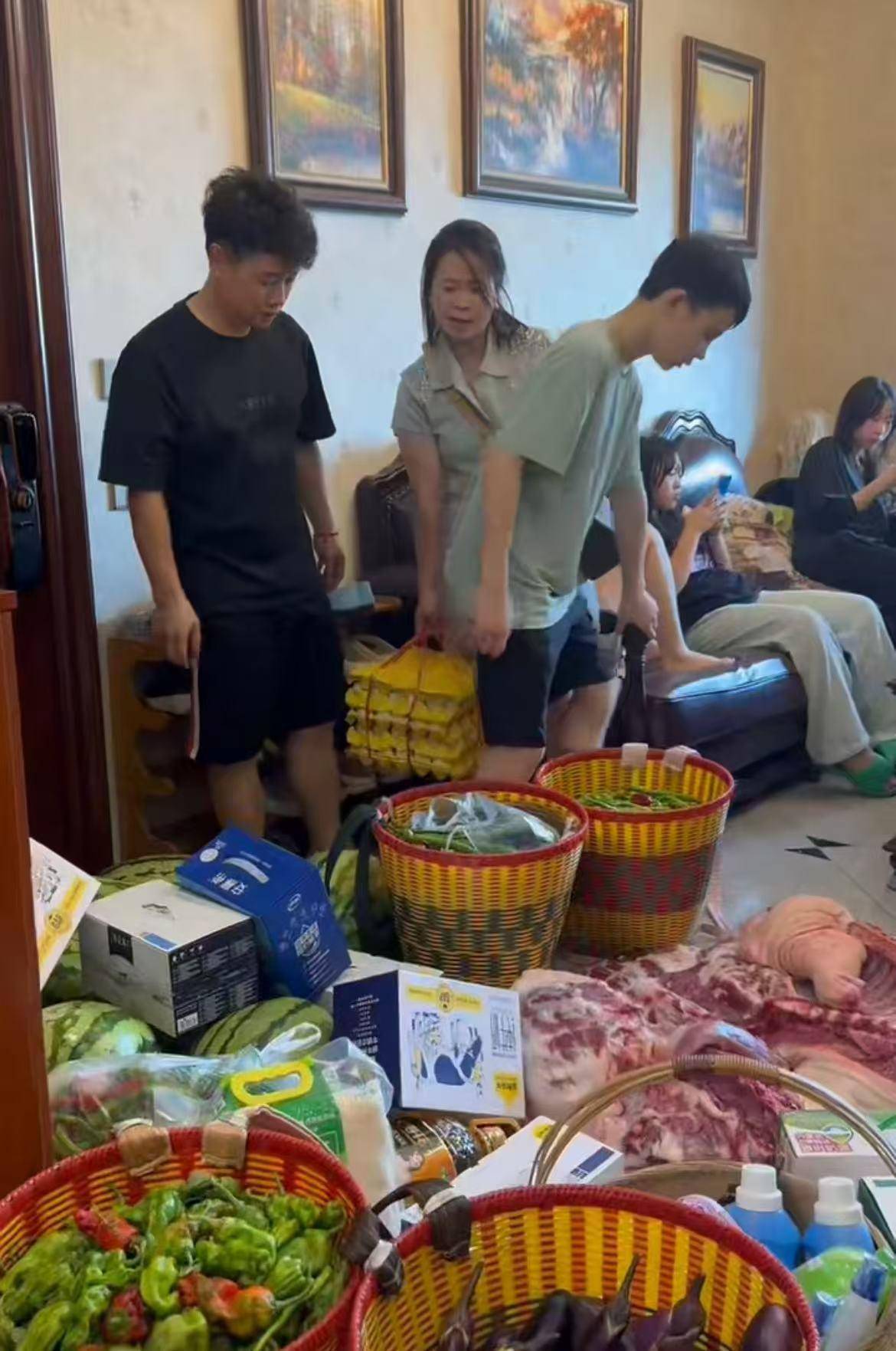 16个外甥一顿吃200个水饺，挑扁担买菜的重庆“宇宙舅舅”：孩子们开学离开，心里空落落的