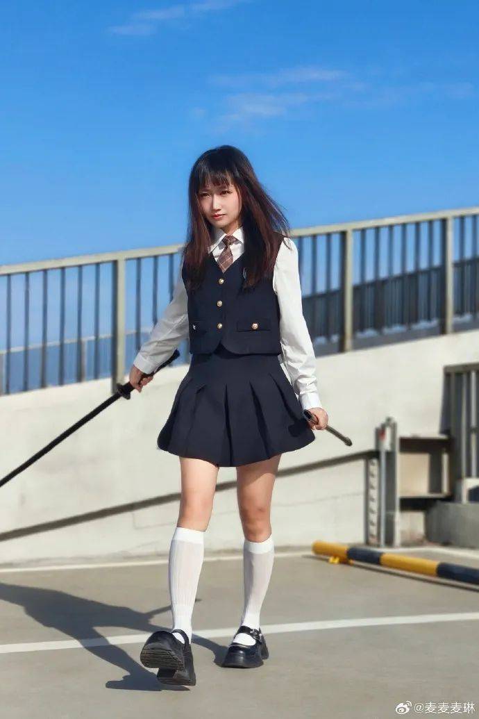 麦琳尝试制服短裙风格，被评“变化超大”：美得不敢认