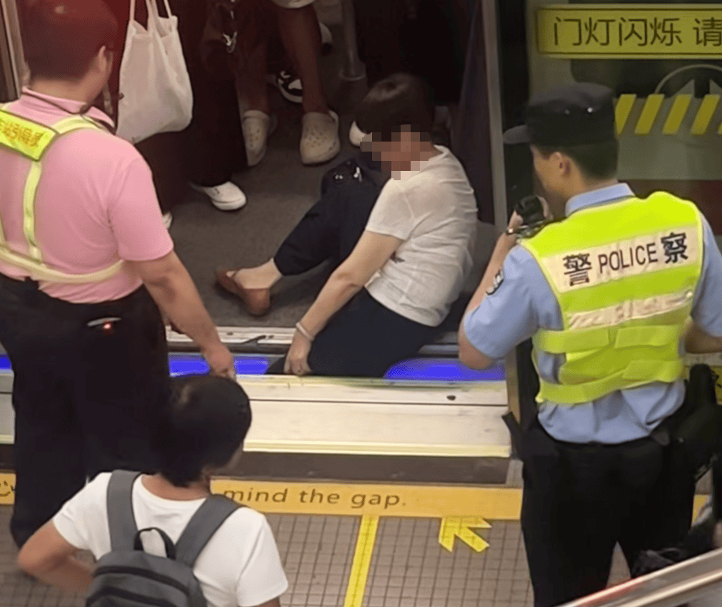 上海地铁1号线突发！乘客整条腿瞬间被卡，最新消息→