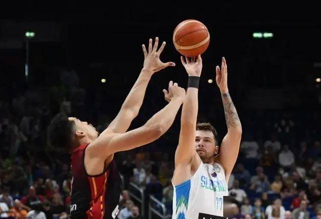 主动发声,湖人新核易主,詹姆斯或看清现实,MVP指日可待