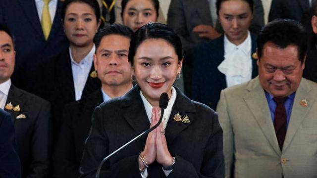 法院裁决后，佩通坦微笑与支持者互动，道出自己最珍视的东西