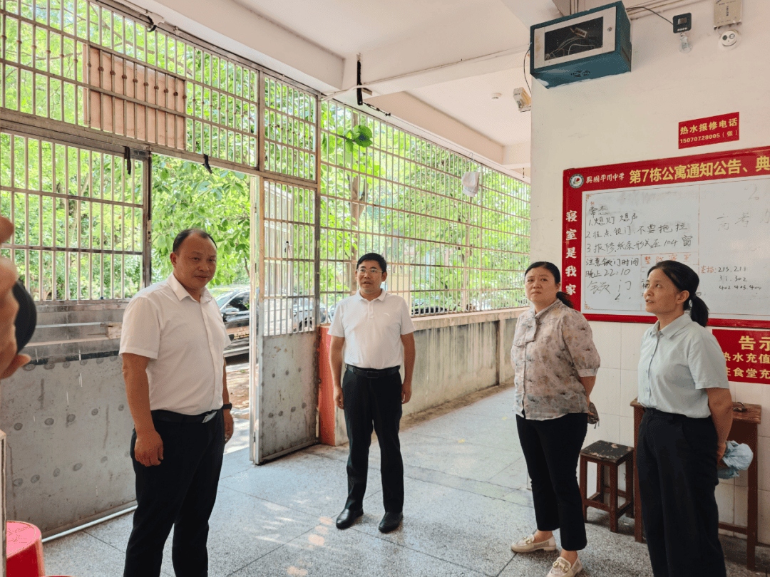 邓冬猛先后到平川中学,兴国中学,兴国三中等学校,实地察看了各学校的