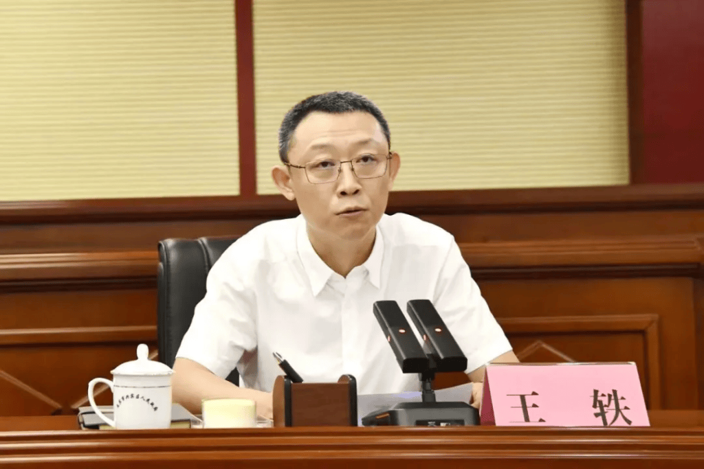 广西柳州市鹿寨县委书记王轶跨市调任来宾市兴宾区委书记