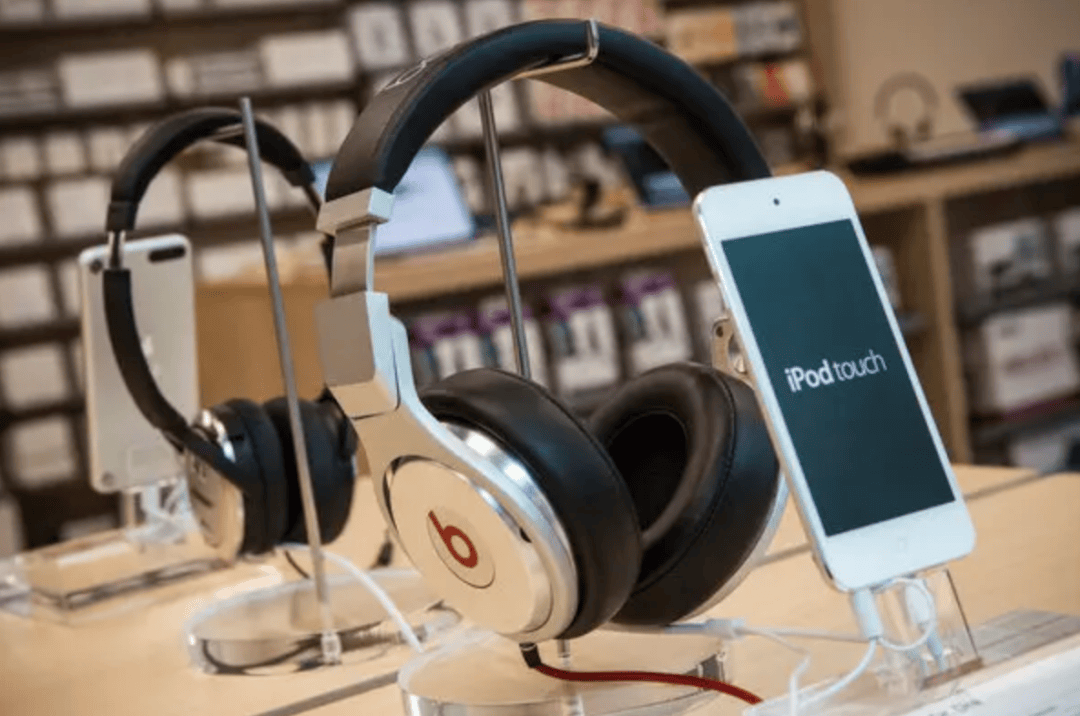 iPhone 17 的 AI 又跳票了，手握万亿现金的苹果，为什么不学小扎买买买？
