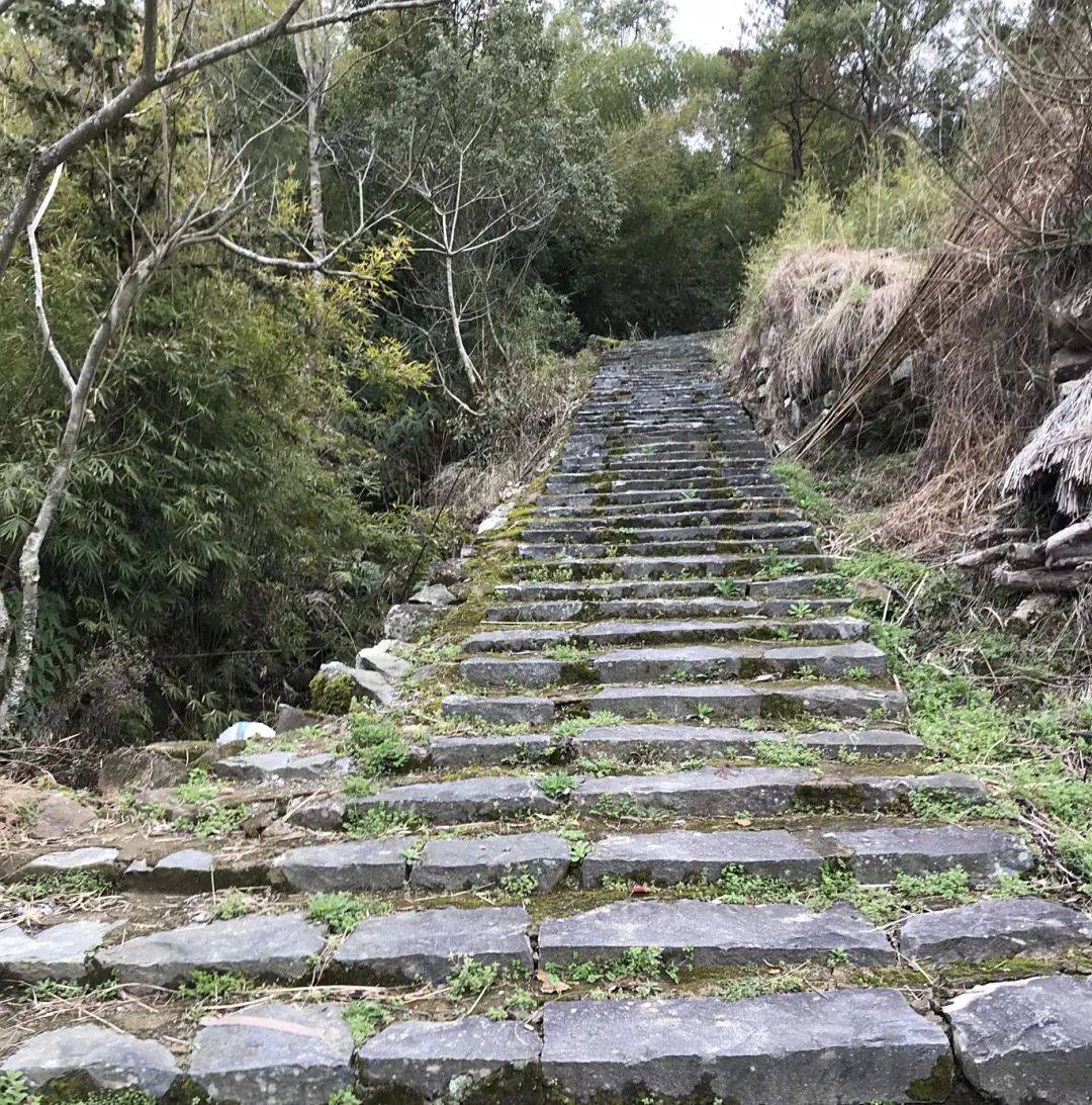 一座上规模的明矾冶炼厂开启规模化冶炼;光绪年间矾山日产矾约50吨