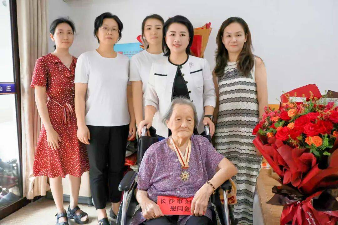 长沙市妇联慰问百岁抗战女兵，致敬烽火岁月中的巾帼英雄