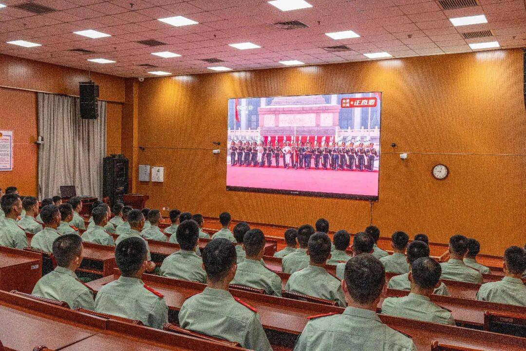 武警部队官兵收听收看纪念中国人民抗日战争暨世界反法西斯战争胜利80周年大会