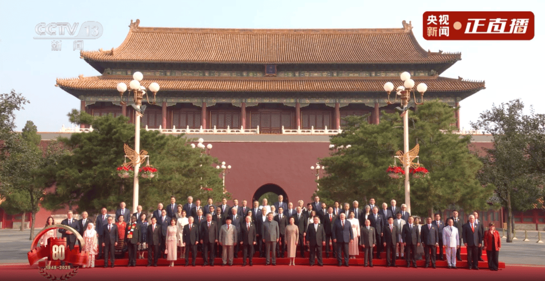 习近平同出席纪念大会的各国嘉宾登上天安门城楼