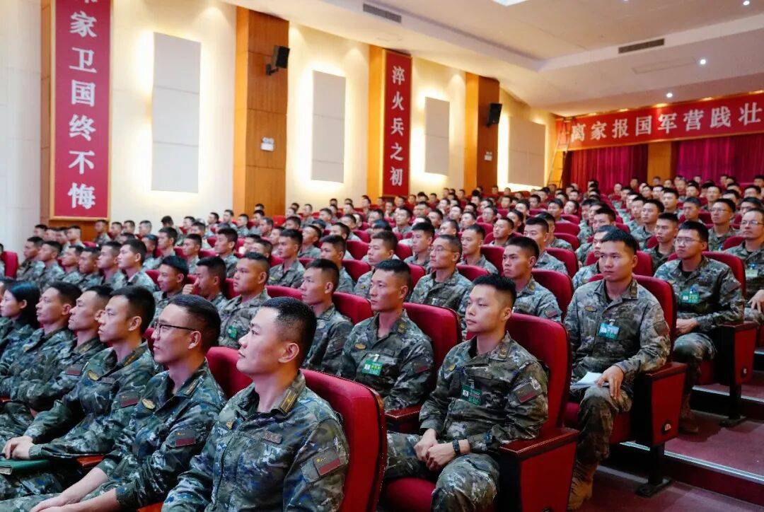 武警部队官兵收听收看纪念中国人民抗日战争暨世界反法西斯战争胜利80周年大会