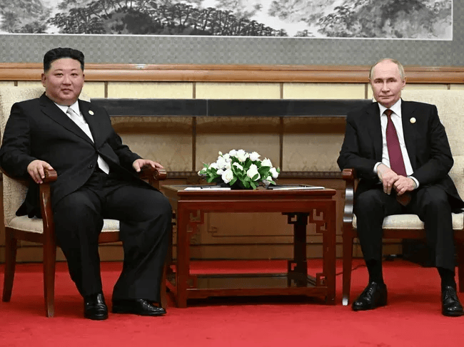 普京与金正恩在北京举行会谈，同乘一辆车前往会谈地点，金正恩：若朝能帮俄，一定会帮，这是兄弟间的义务