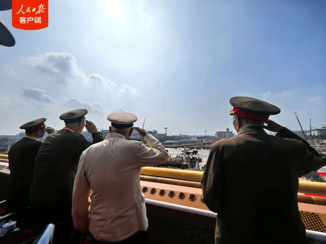 九三阅兵震撼亮相，外媒反应来了！美国NBC：官兵每一步都走得很精确；英国《卫报》：展出的军事装备数量之多令人惊叹