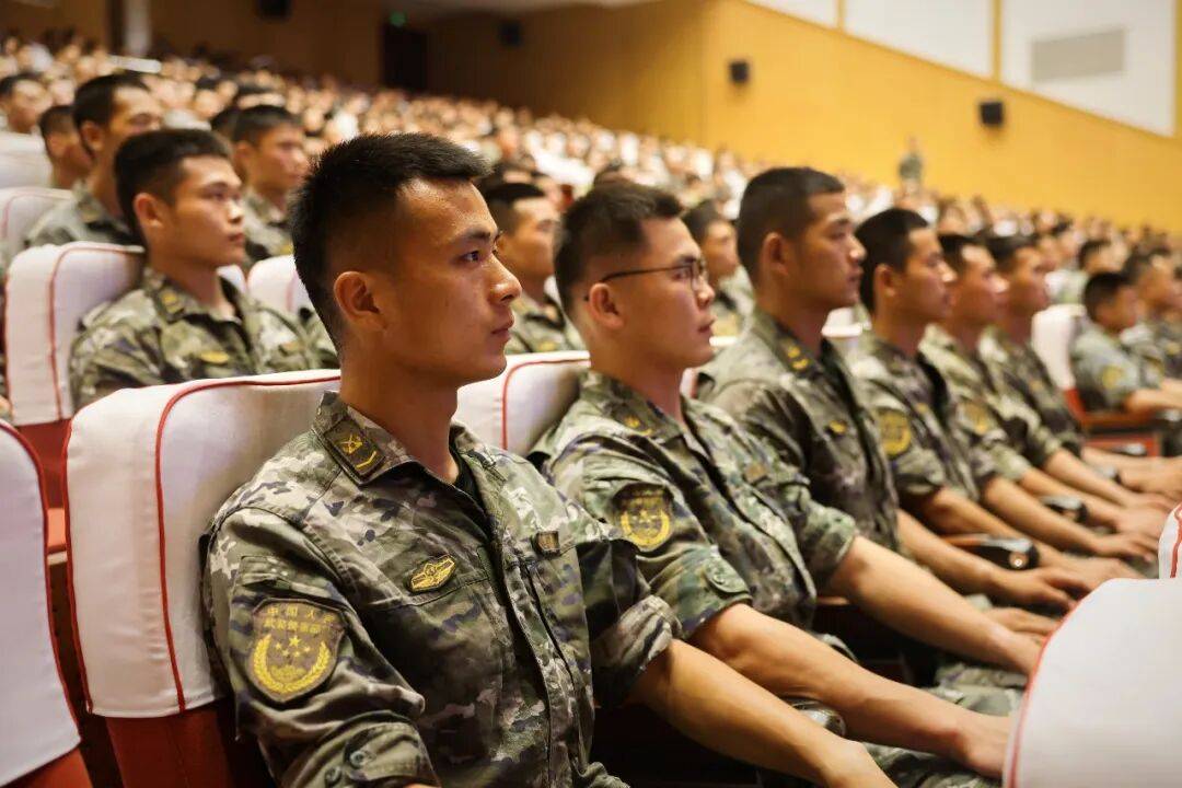 武警部队官兵收听收看纪念中国人民抗日战争暨世界反法西斯战争胜利80周年大会
