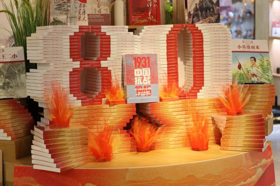 各地新华书店纪念抗战胜利80周年主题图书造型展示