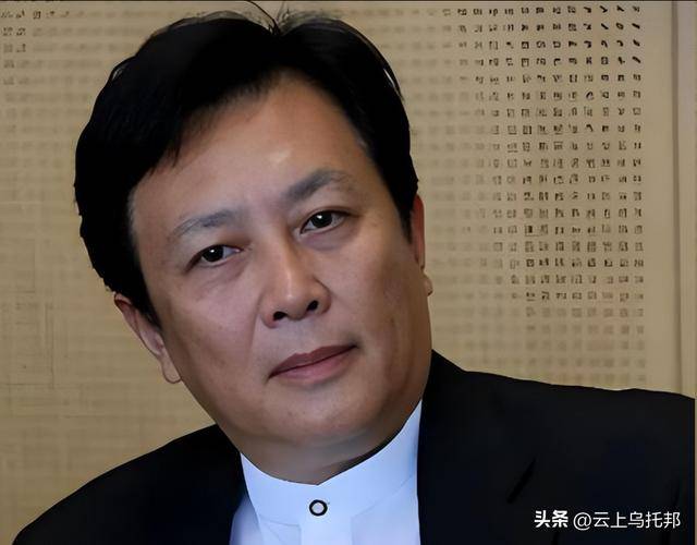 唐国强观礼阅兵不到一天，评论区出现争议一幕，国籍和广告被吐槽