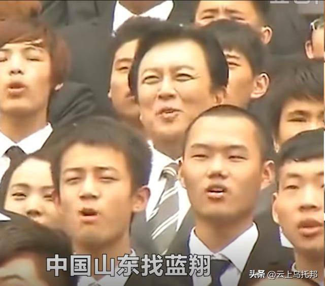 唐国强观礼阅兵不到一天，评论区出现争议一幕，国籍和广告被吐槽