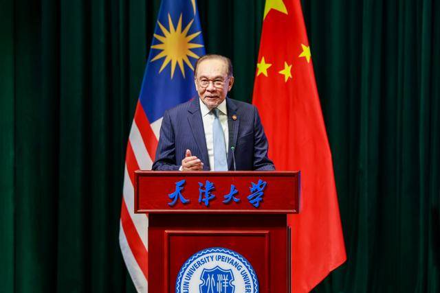 印尼总统不顾骚乱访华，只待了不到一天，送给中方一笔5800亿大单