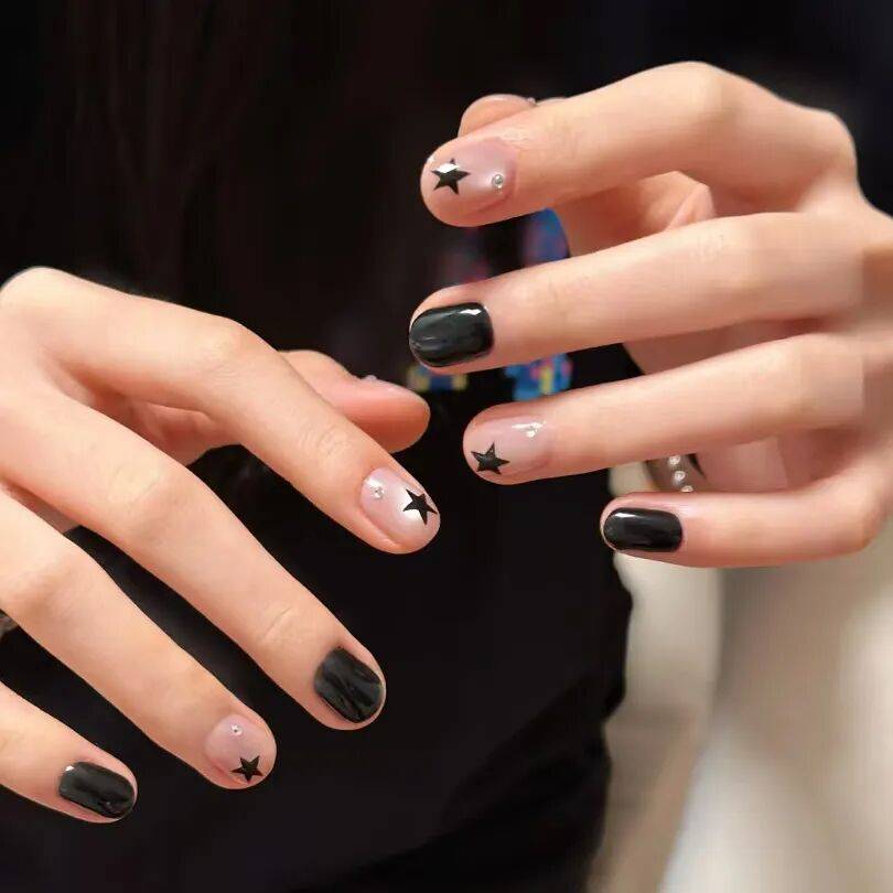 给又酷又飒的姐妹们:这20款黑色美甲,请一定要试试!