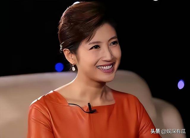 原来他们是夫妻，恩爱8年，台上丈夫解说阅兵，台下妻子观礼