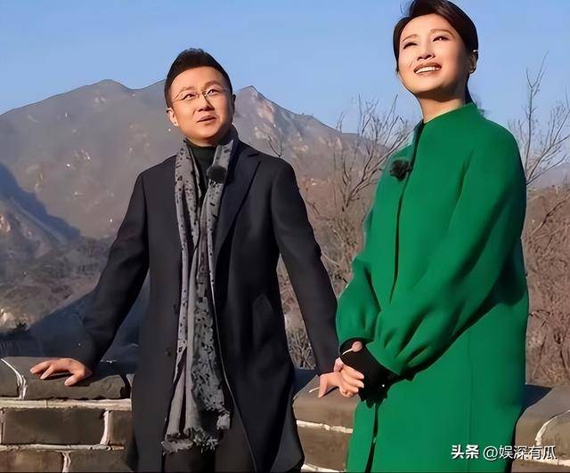 原来他们是夫妻，恩爱8年，台上丈夫解说阅兵，台下妻子观礼