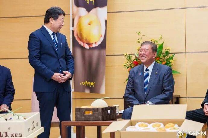 石破茂宣布辞职后首次更新社媒贴出照片，有日本网民称他看起来如释重负