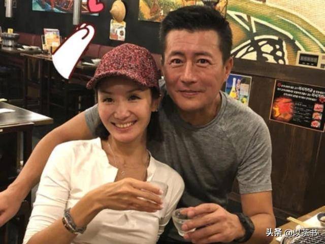 原来她就是高曙光现任妻子，气质优雅显年轻，男方眼神是真爱无疑