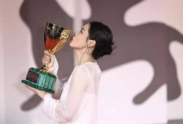人民日报点赞辛芷蕾获奖感言，句句不提刘亦菲，却字字提醒刘亦菲