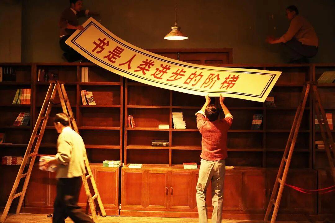 除了“情怀”和咖啡，实体书店还可以如何绝地反击？