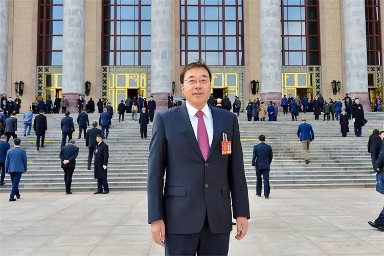 原创             中国芯片被卡脖子每年巨额进口，一位华人科学家归来，彻底改变格局