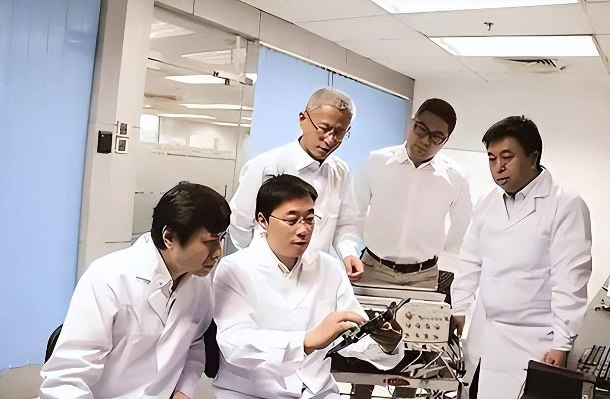 原创             中国芯片被卡脖子每年巨额进口，一位华人科学家归来，彻底改变格局