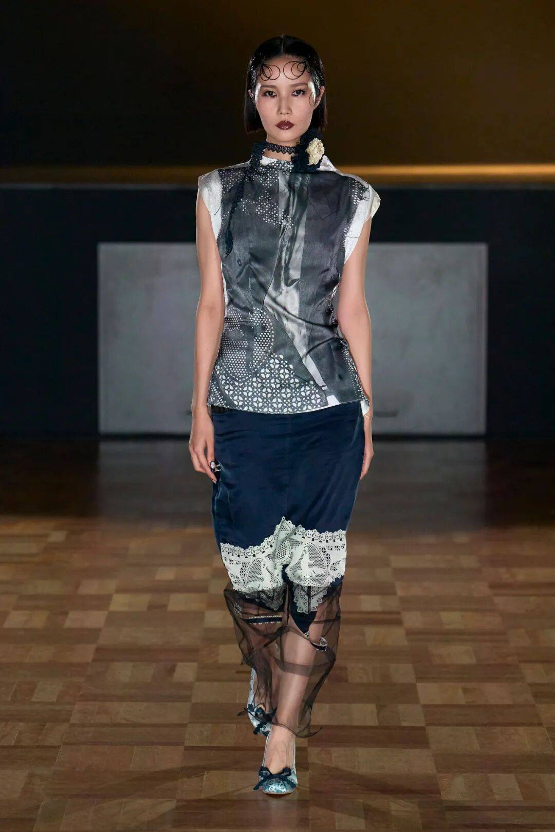 透视衬衫镶蕾丝边一贯以猫为灵感缪斯的yueqiqi东京秀哥特浪漫风展现