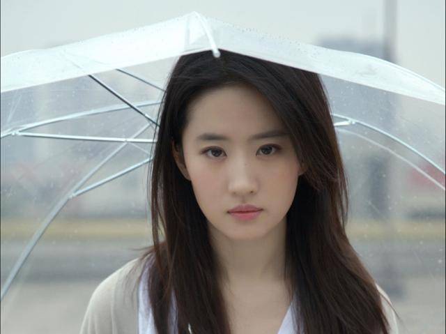 人民日报点赞辛芷蕾获奖感言，句句不提刘亦菲，却字字提醒刘亦菲