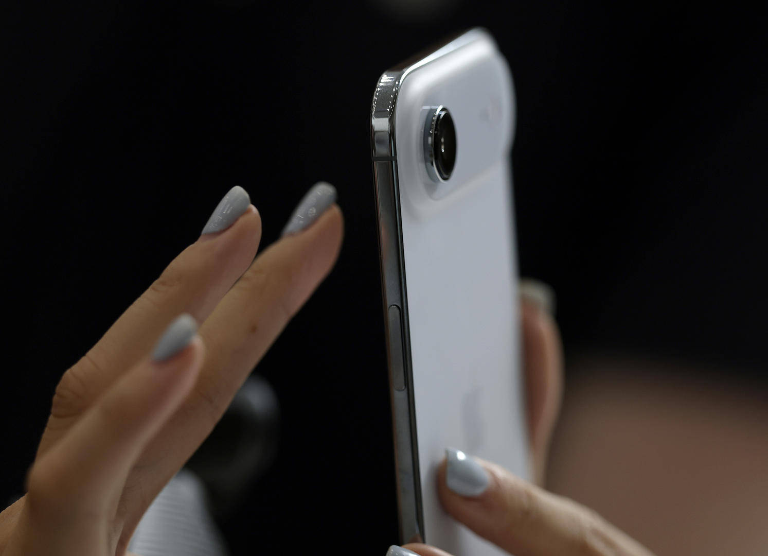 放弃实体SIM卡的iPhone能买吗：三大运营商均推进，联通用户或成首批尝鲜者