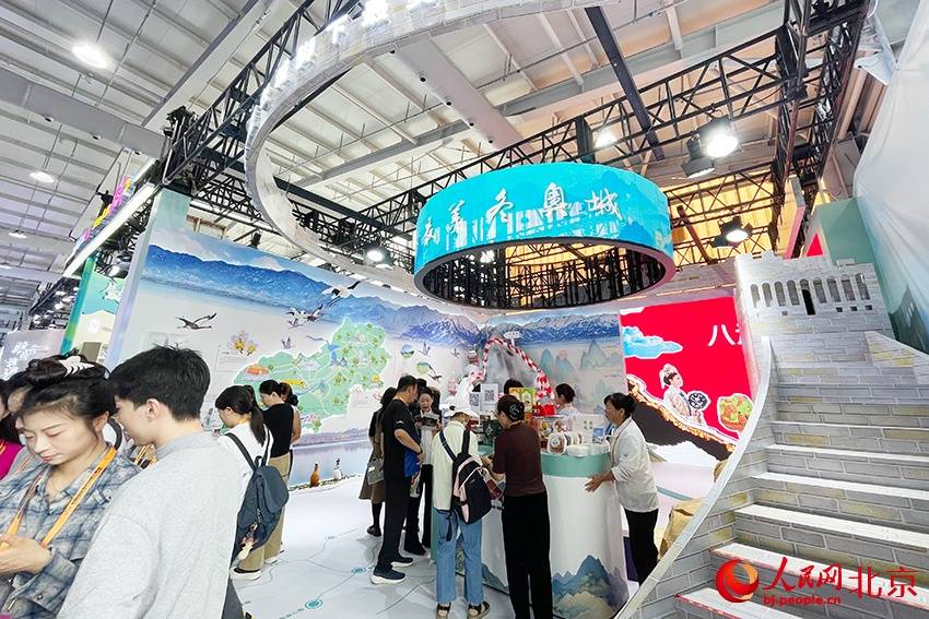 “冰墩墩”迎客 延庆邀打您卡“最美冬奥城”