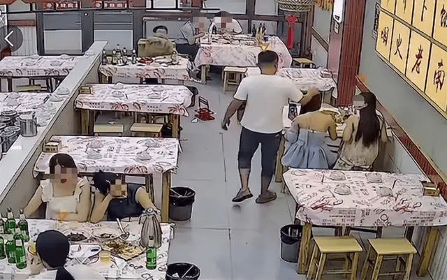 警方通报“女子吃夜宵被陌生男子摸头辱骂”：闵某某(男，34岁)被拘