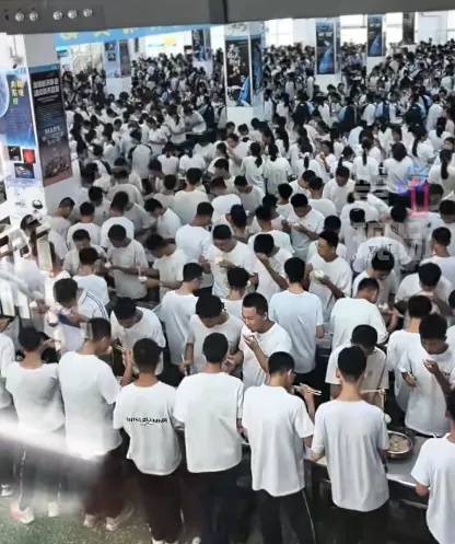 山东一中学食堂无座椅，学生站着用餐，校方回应：一直都没座位，是学校的一种传统