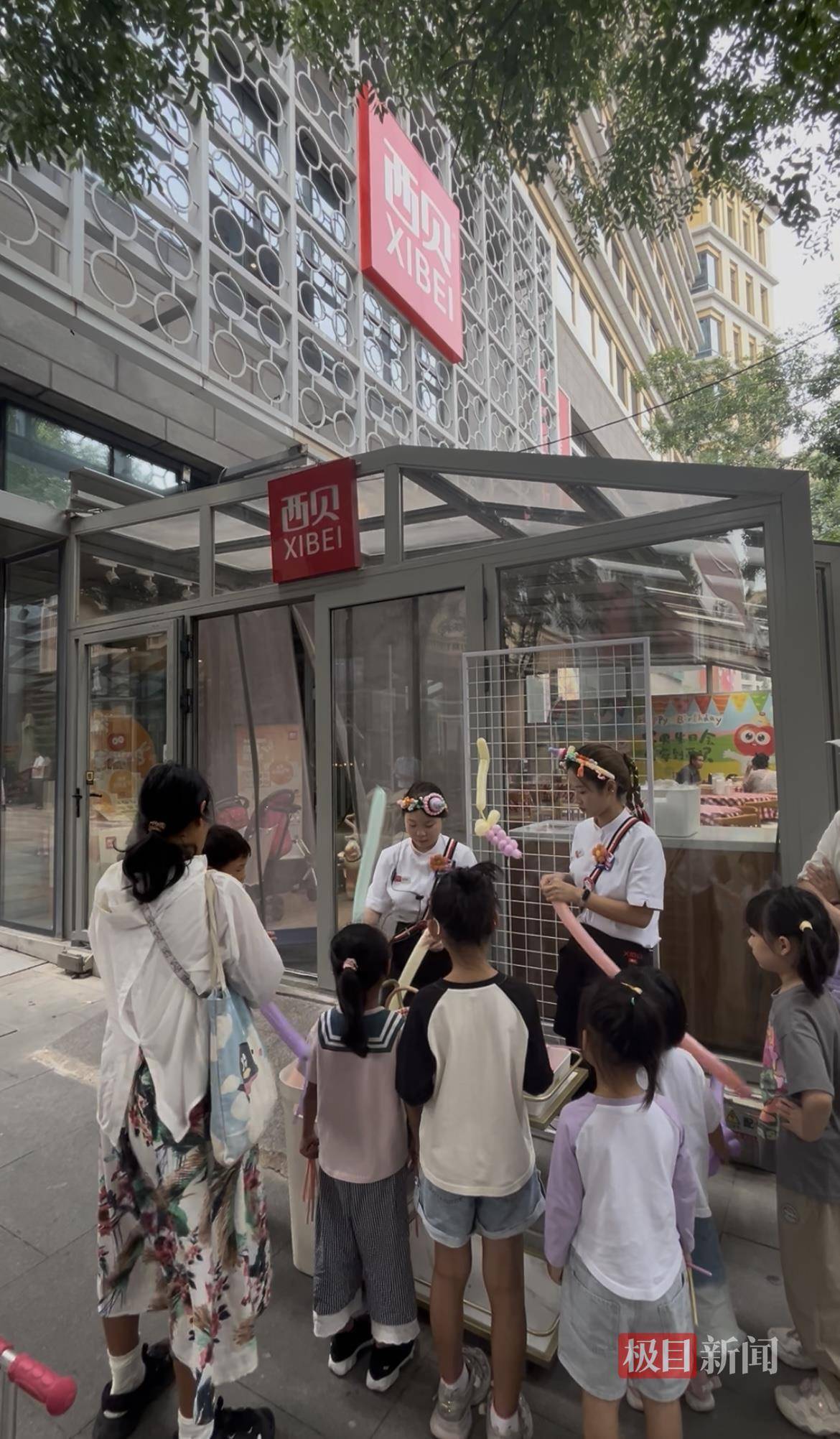 实探罗永浩就餐的西贝门店：40余桌基本坐满，老罗包间上午10点就被预定，有顾客大喊“特意来支持贾总”