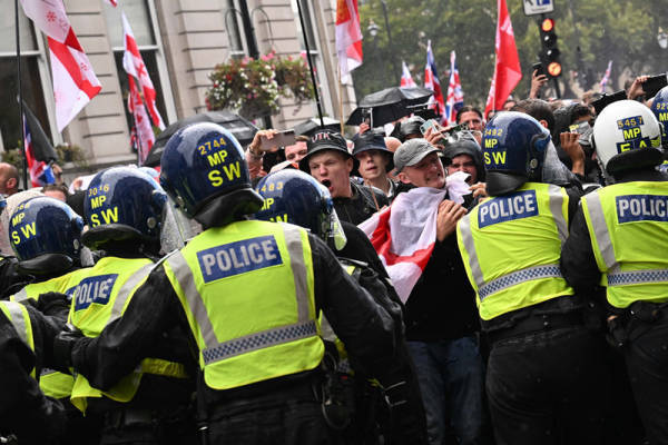 超10万人参加伦敦右翼反移民集会，马斯克“现身”呼吁英国重新选举