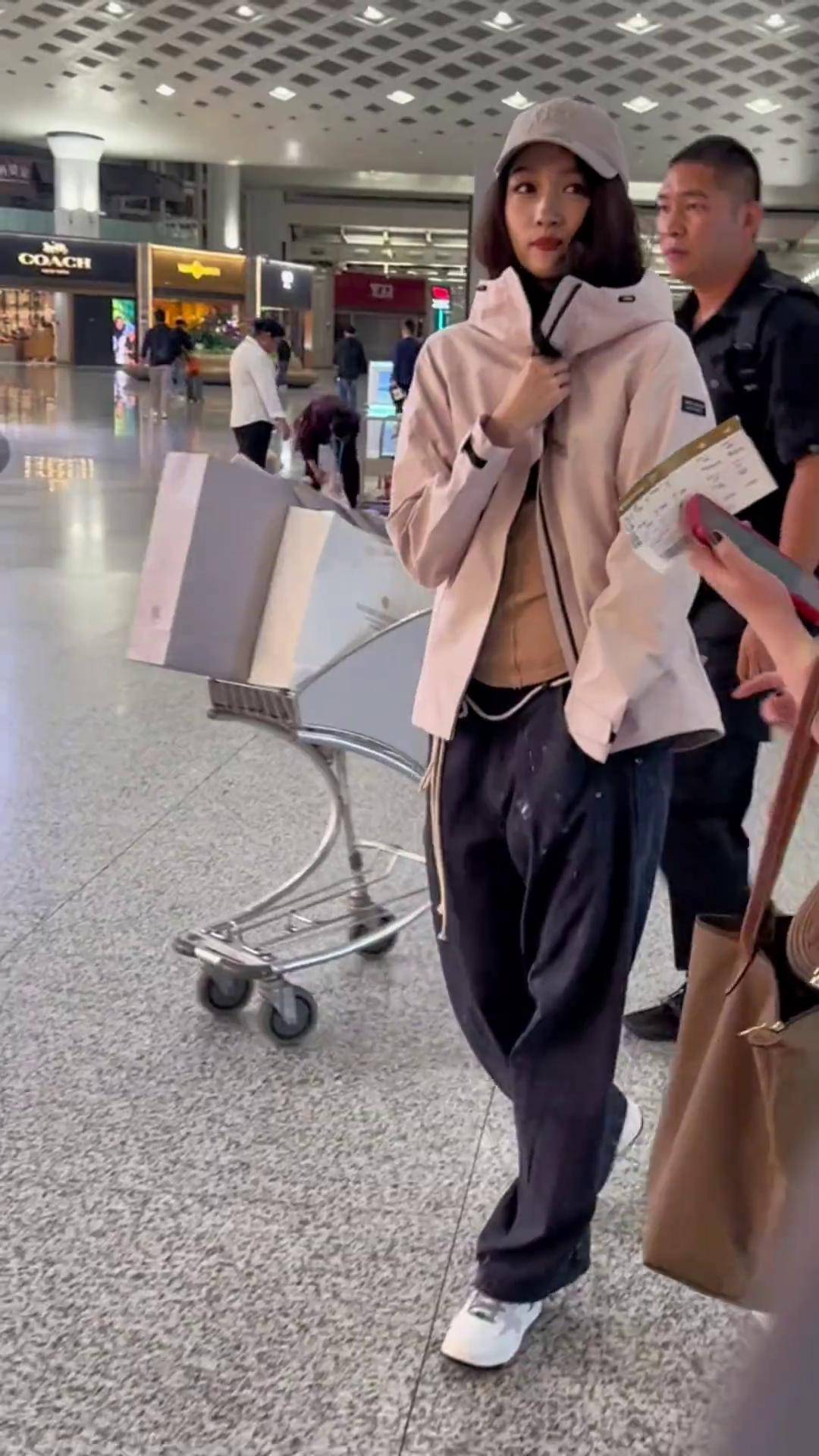 关晓彤这大长腿太优越了吧机场穿搭 路人视角 机场