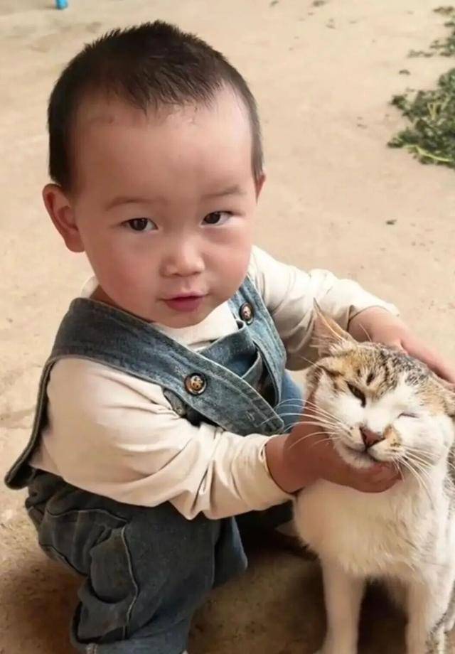 2岁女童家门口失踪超10天，父亲：警方认为不是被人抱走的，全家人都没放弃