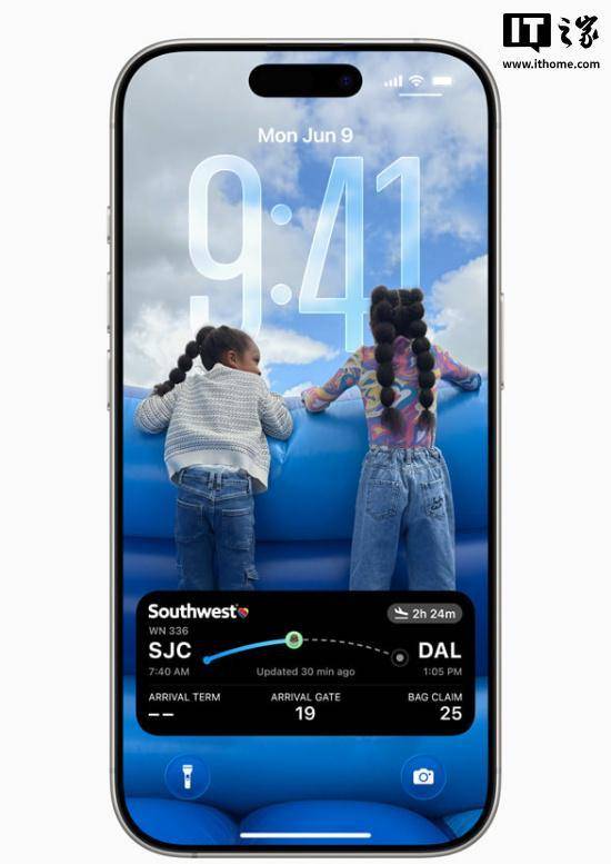 苹果 iOS 26 正式版推送：全新液态玻璃设计、AI 功能改进
