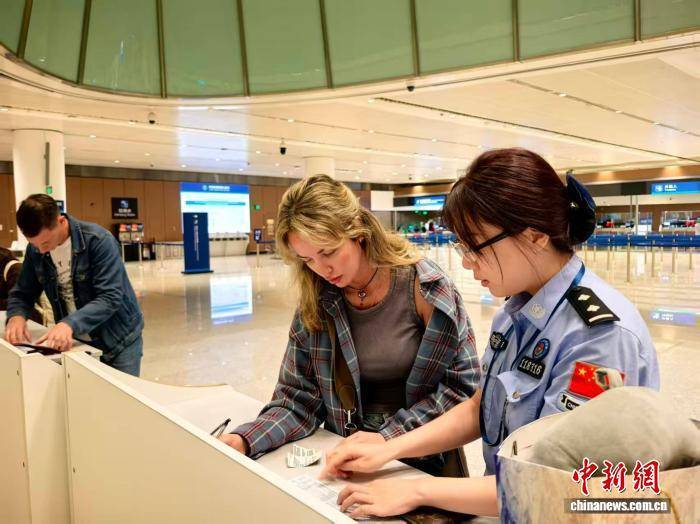 试行对俄免签首日 北京大兴国际机场口岸迎来首批旅客-华闻时空