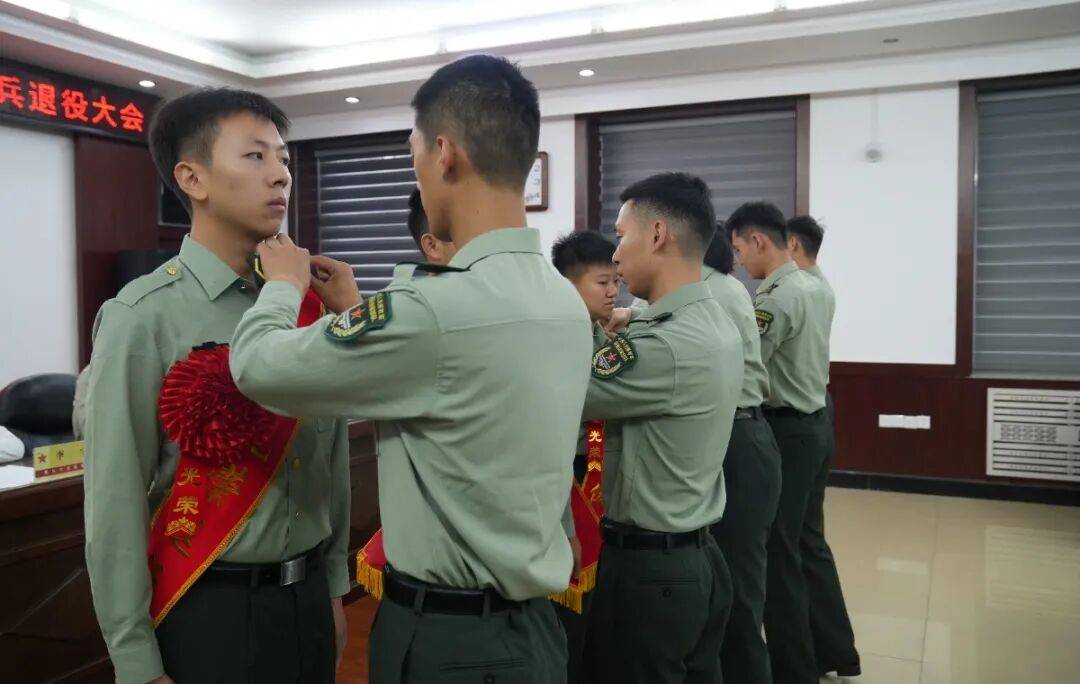 【医院要闻】告别军旗，荣光启程！第九六五医院隆重举行2025年度夏秋季士兵选晋、退役大会