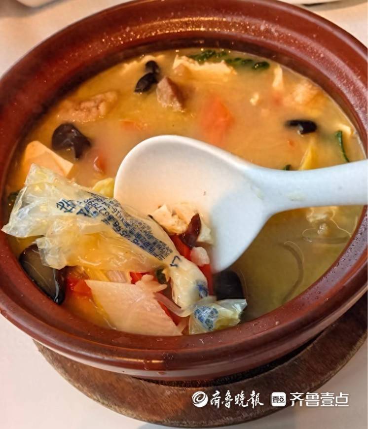 北京一知名烤鸭店菜里吃出塑料袋，门店：系分料包不慎掉入，非预制菜
