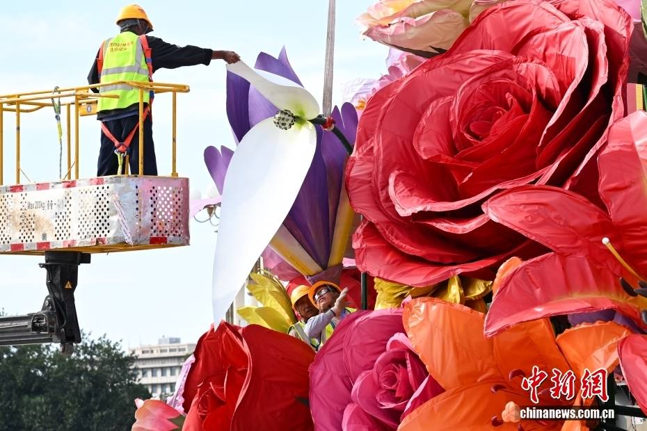 迎国庆 “祝福祖国”花坛在北京天安门广场有序搭建