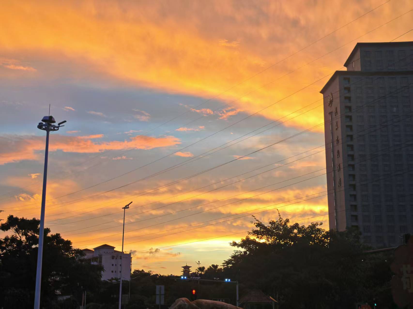 ▼以下图片来源于朋友圈图源:小红书@陈皮朋友圈瞬间被刷屏绚烂的晚霞