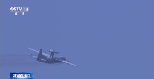 震撼通场！歼-20与“外挂”空警-500首次组队飞行表演