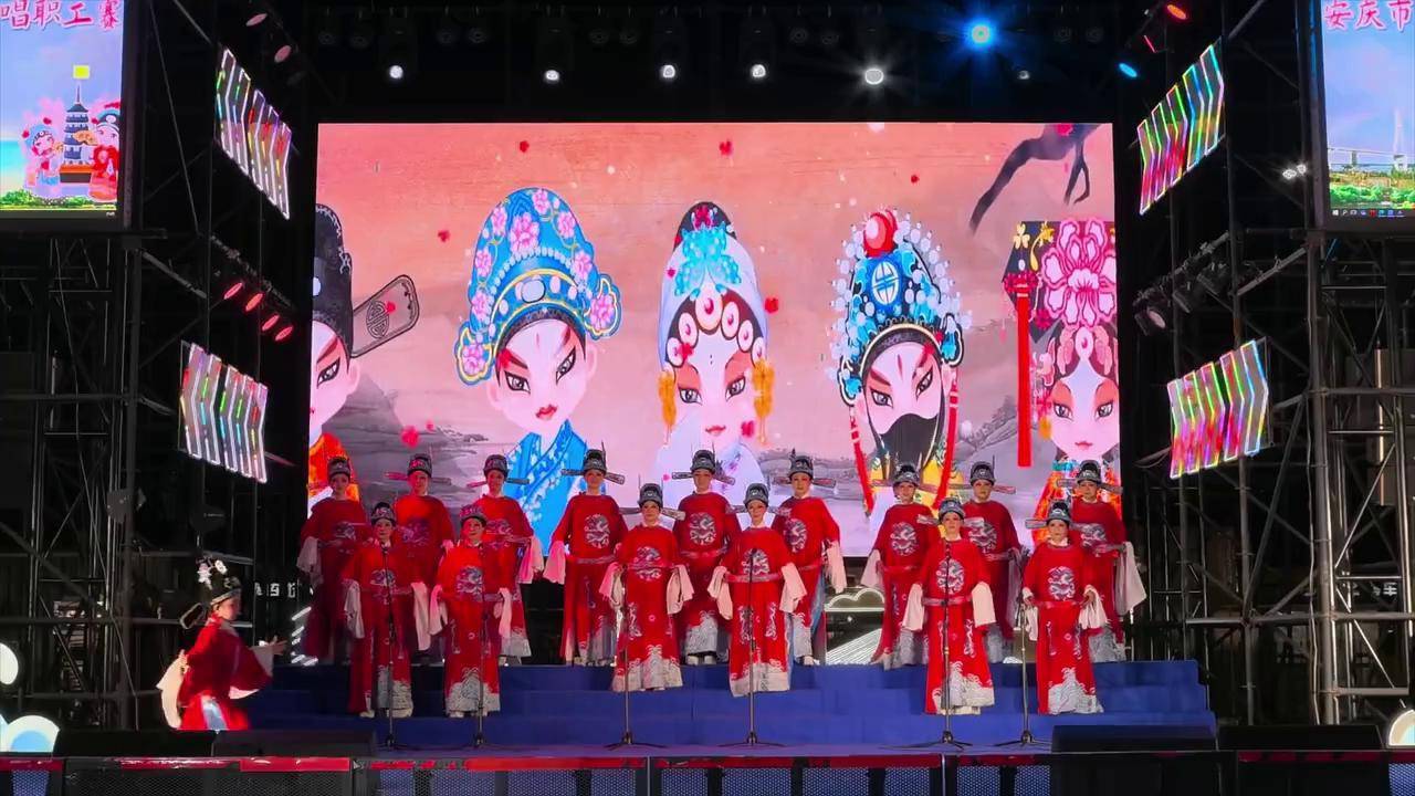 秋夜听戏·江风伴韵 晚风拂过江畔，灯火次第亮起