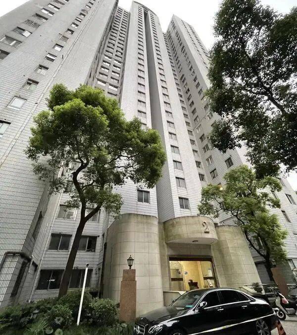 太吓人！上海一小区外墙瓷砖从32楼落下，9辆车被砸得面目全非，居民：不是第一次